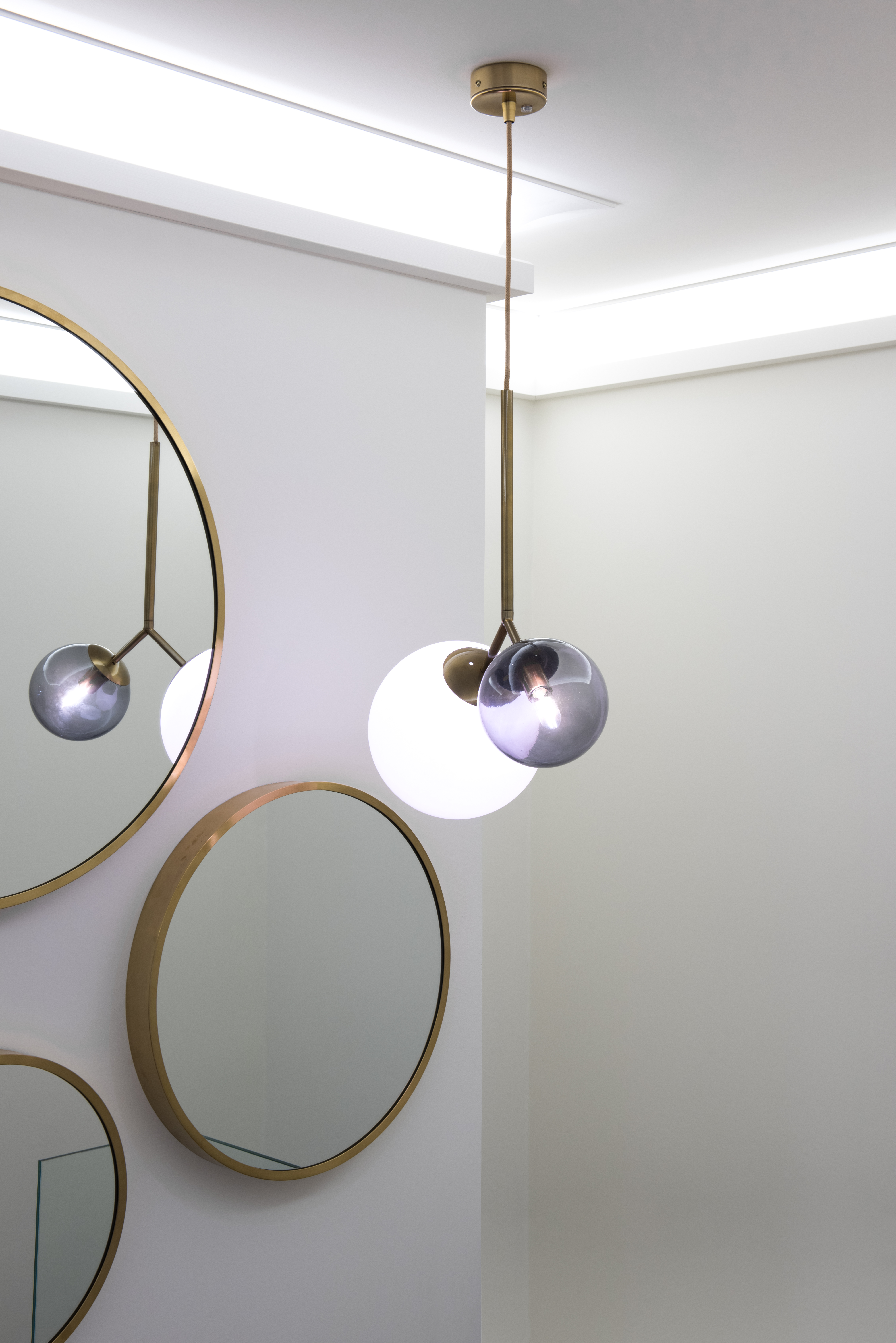 Стельові профілі Orac Decor з прихованим LED-освітленням — рівне фонове світло без видимих джерел.
