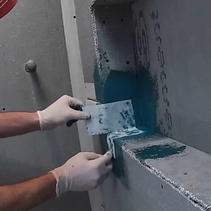 Монтаж гідроізоляційної стрічки у внутрішньому куті душової