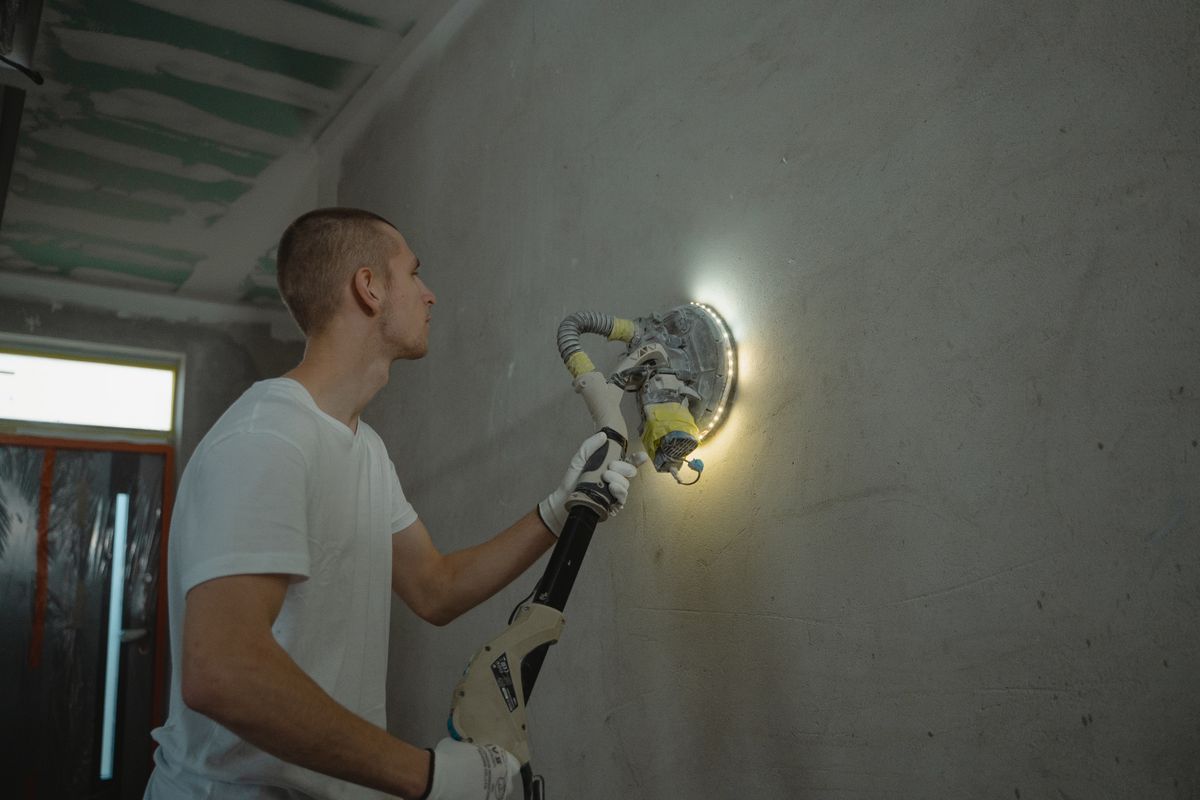 Механізоване шліфування стіни з відведенням пилу перед фарбуванням